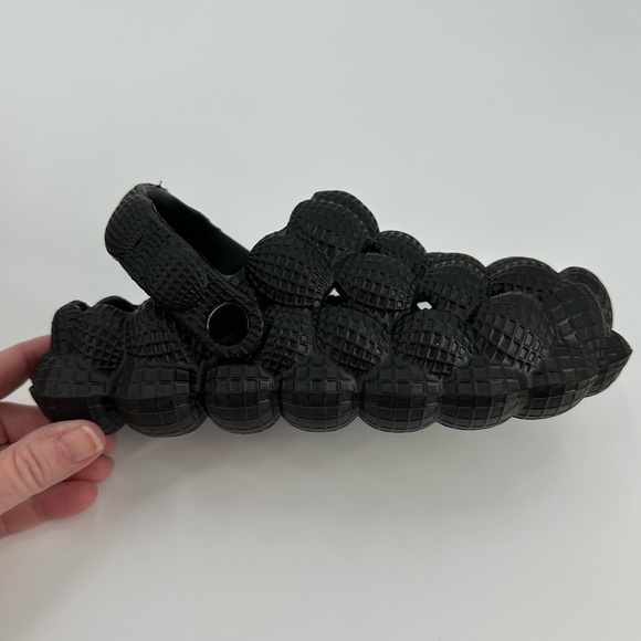 Closed Toe Slip On Black Bubble Slippers New In Bag Kids Size US 1.5-2/EU 32-33 - Picture 5 of 8